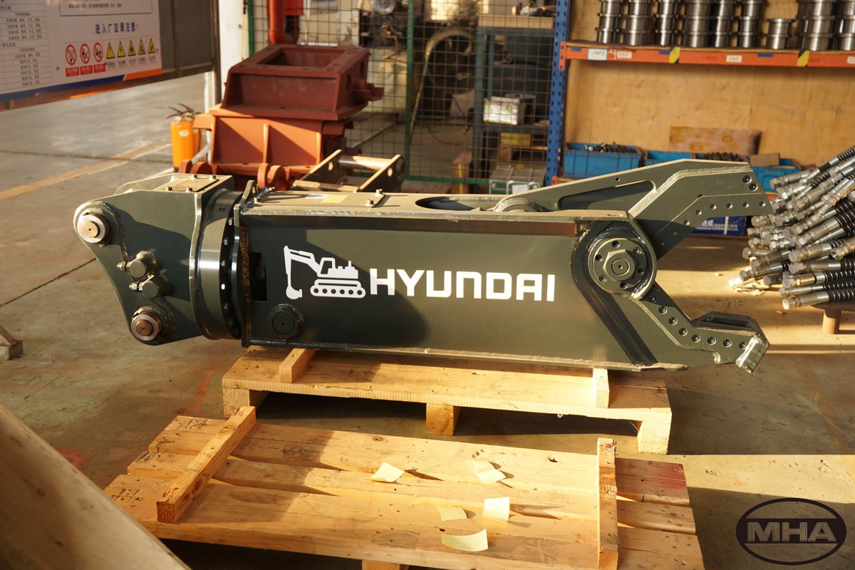 mhaattachment's tweet image. At the end of 2022,
A small toy（SS 06) being delivered to Hyundai China.
#Pulverizer #Pulveriser #MHA #Qianshou #EXCAVATORATTACHMENTS #demolition #HYDRAULICHAMMER #HYDRAULICBREAKER #scrap #metalprocessing #cablestripper #waste #materialhandling #scrapindustry #scrapmetal