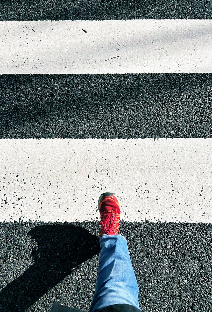 AnatomyGiraffe's tweet photo. キリンのベロの長さは約45cmで、横断歩道の白線一本分と同じ長さ。
身長は4-5mで、陸橋の下をギリギリ潜れるくらい。
足の長さは約180cmで、自動販売機と同じくらい。 https://t.co/1sAlaYnR6b