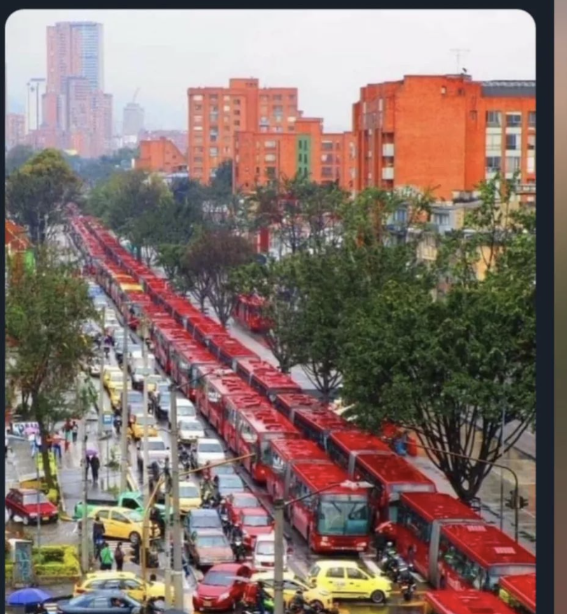 mga800's tweet photo. @EnriquePenalosa Atraso! https://t.co/pC0M4wtyY1