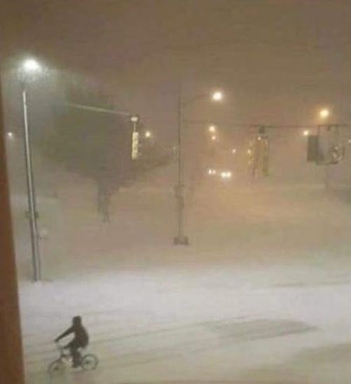 Hoodville_'s tweet image. Bro either on his way to pickup some gas or some pussy