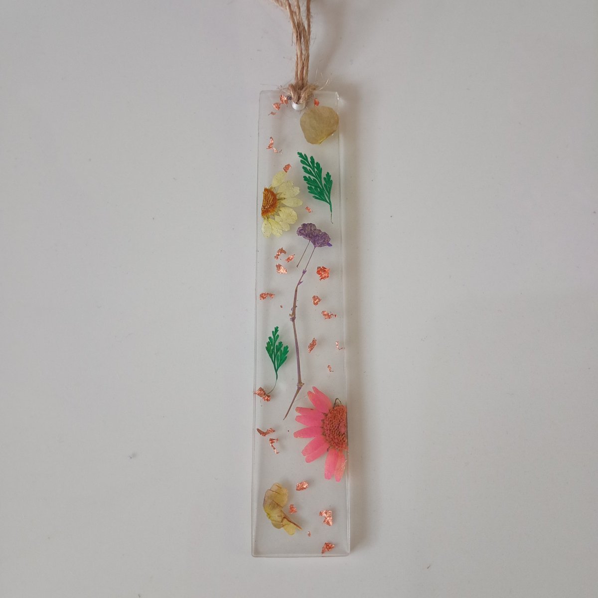 AMNLCrafts's tweet photo. Floral Resin bookmarks available! Free Customization! 🖤✨

#smallbusiness #AMNLCrafts #oroquieta #supportlocalbusiness #handmadejewelry #handmadecraftsforsale #artsandcrafts #resinbookmark #book #beadedjewelriesoroquieta  #resincraftsoroquieta #resincrafts #giftideas https://t.co/SSd22kQl2t