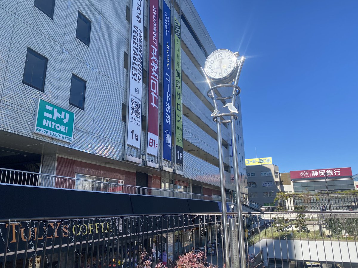 _chamomi_le's tweet photo. 広場に立つ大きな時計の針が、十二時二十九分を差した。
待ち合わせの時刻まであと一分。
針が動くのを咲太がじっと見守っていると、
「お待たせしました」
と、背中に声をかけられた。
ゆっくりと振り返る。

「ご感想をどうぞ」

#青春ブタ野郎はマイスチューデントの夢を見ない #青ブタ #夢見る https://t.co/Ysw24BfV29