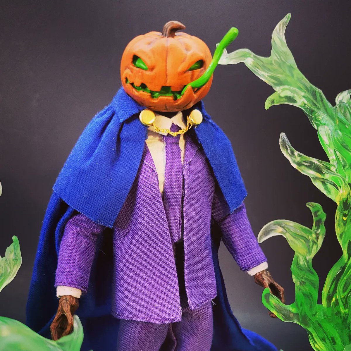 CollectorExpres's tweet photo. My newest custom Lord Pumpkin. The suit was tailored by a friend who makes custom soft goods.
@aaronlopresti #ultraverse #lordpumpkin #ultraforce #customactionfigures #marvellegends #Hasbro #thisweekincustoms https://t.co/meQQpfMQG8