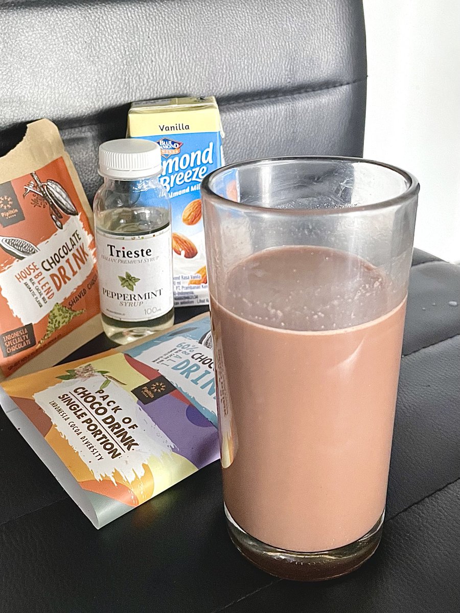 nocturnalcutie's tweet photo. holiday season banyak brand yang rilis minuman choco-mint, akhirnya cobain bikin sendiri biar hemat🍫

bahannya cuma susu+choco powder+peppermint syrup. ini aku pakai cocoa powdernya @pipiltincocoa enakkkk 🫠 soon kalau ke JKT mau cobain eskrimnya https://t.co/3rZKec6xyz