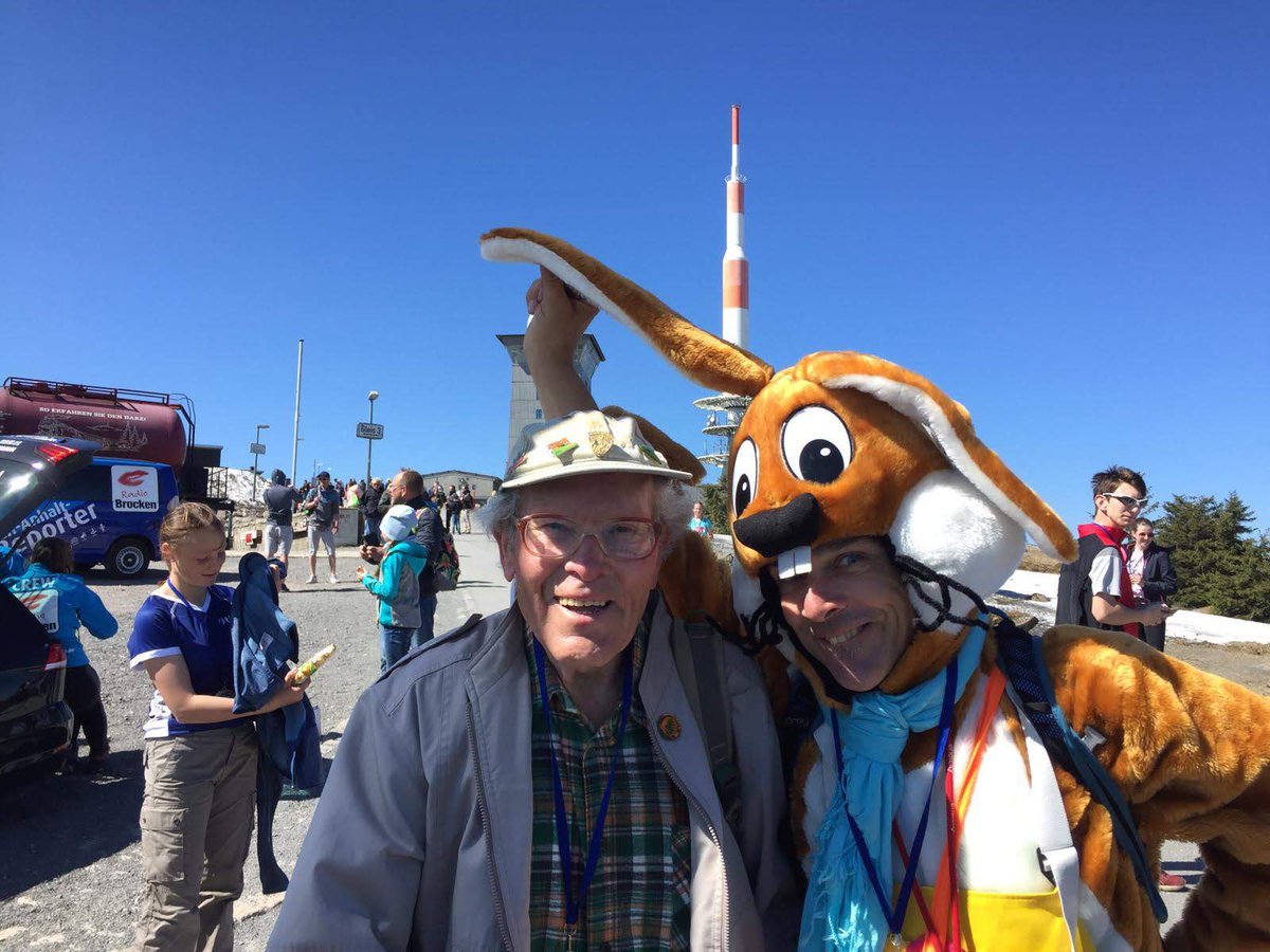 LarsFrohmueller's tweet photo. Jeder der auf den Brocken wanderte kennt wohl sein Gesicht: „Brocken“-Benno Schmidt. Über 9000 mal ging’s für ihn auf „seinen“ Berg. Sonderbotschafter der Harzer Wandernadel. Bundesverdienstkreuz. Heute Nacht schlief er mit 90 Jahren für immer ein. https://t.co/yliTNF8HDn