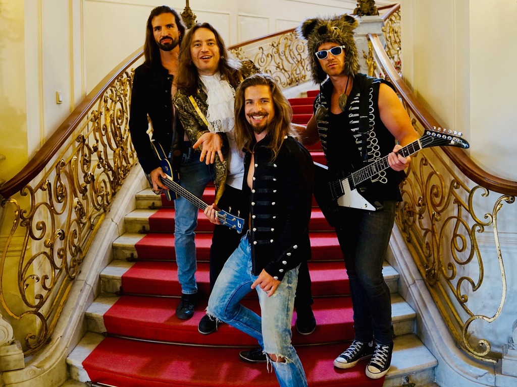 MetternichBand's tweet photo. Wir wünschen allen Strizzirockern fürstliche Festtage und an guadn Rutsch! 🥳🤘

📷 @langstrumpfpippi_ 

#metternich #strizzirock #wien #rockband #vienna #austria #metternichrocks #rockmusic #rock #band #bassist #singer #drummer #guitarist #livemusic #royal #bandphoto #christma… https://t.co/gouDa00HR9
