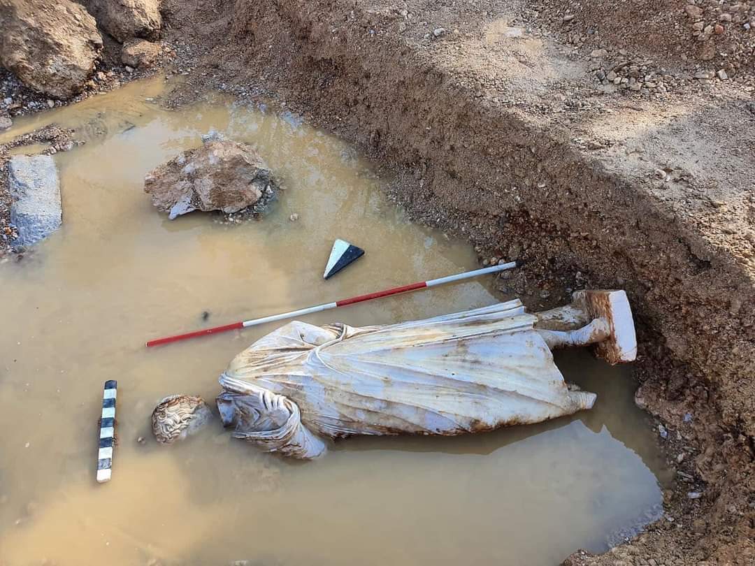 bilimleogren's tweet photo. Kütahya Aizanoi Antik Kenti kazıları nefes kesiyor!

Kazılarda ilk kez bulunan 2 metre 10 cm yüksekliğe sahip tek parça heykelle beraber Eros, Dionysos ve Herakles'e ait heykel başları da binlerce yılın ardından toprak altından çıkarıldı! https://t.co/38OJUQ0375