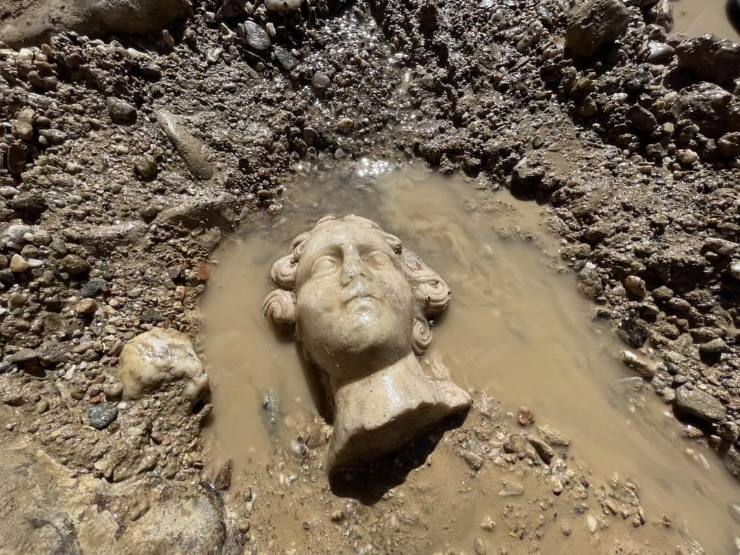 bilimleogren's tweet photo. Kütahya Aizanoi Antik Kenti kazıları nefes kesiyor!

Kazılarda ilk kez bulunan 2 metre 10 cm yüksekliğe sahip tek parça heykelle beraber Eros, Dionysos ve Herakles'e ait heykel başları da binlerce yılın ardından toprak altından çıkarıldı! https://t.co/38OJUQ0375