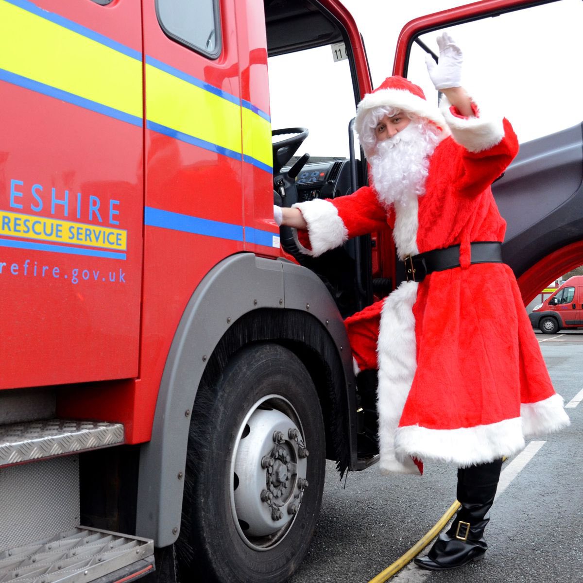 GriffinMilitary's tweet photo. We’d just like to say a very happy Xmas to our phenomenal #ArmedForces #NHS #PoliceForces and #FireServices who are working tirelessly to keep us safe, here at home and abroad Thank you to you all for your service. 🇬🇧🚗🚐🚙🇬🇧🎅🏼#GreatfulGriffin. 🫶🏻 https://t.co/PlEH2SNcZt