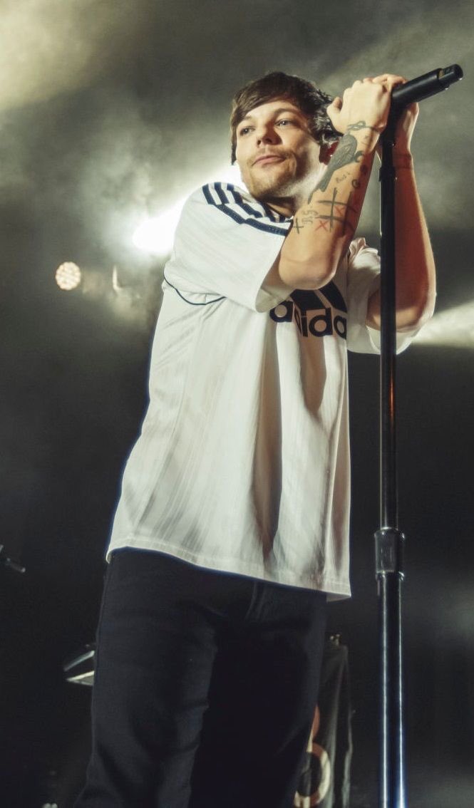 🎉✨👏🏻 ¡¡Queremos desear un muy feliz cumpleaños a <a href="/Louis_Tomlinson/">Louis Tomlinson</a>, uno de los artistas con más talento, valentía, constancia y fuerza!! 🎂✨🎉

Esperamos que Louis pase un día increíble y que este año le traiga felicidad y éxito 💙