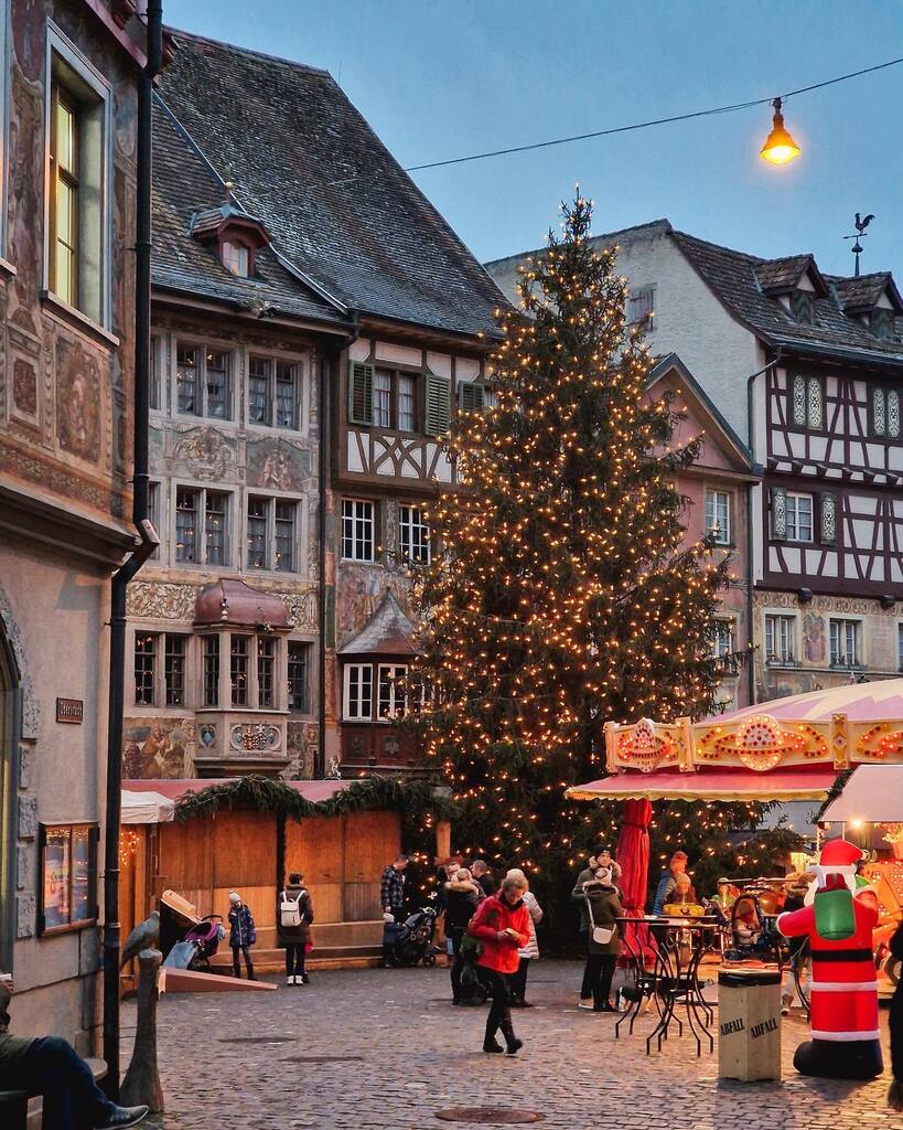 Discovering new places in Switzerland is a never ending story. There are so many cute little towns I have yet to visit. The historical town of Stein am Rhein is absolutely charming and especially now during Christmas time with all the lights and the cute… instagr.am/p/Cmi6N_wq9eL/