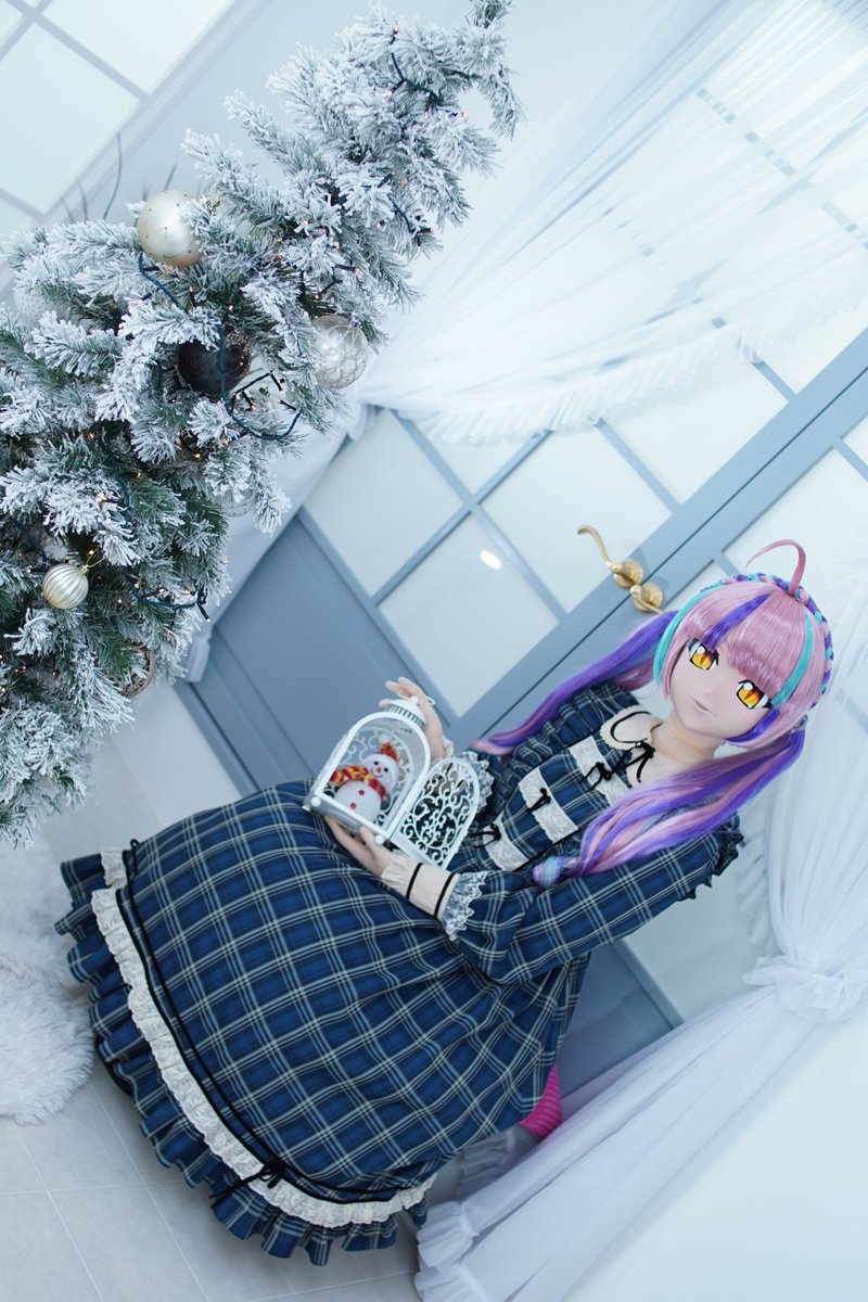 Taiko_Inari's tweet photo. クリスマスっぽい1枚！何故か囚われている雪だるま⛄

これも友達が服貸してくれたやつ〜！青が可愛くて気に入ってる🫰 https://t.co/jz995fzFhn