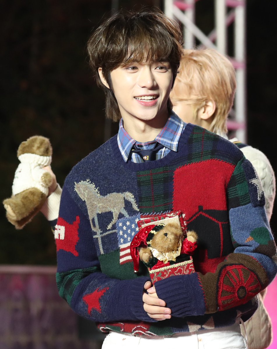 jaemiisseoyoyo's tweet image. 😭 thank goodness #StarOne gifted alt Viken a globe of warmth ❤️‍🔥 before sealing the box 🎁
#TheStarSeekers x @TXT_members