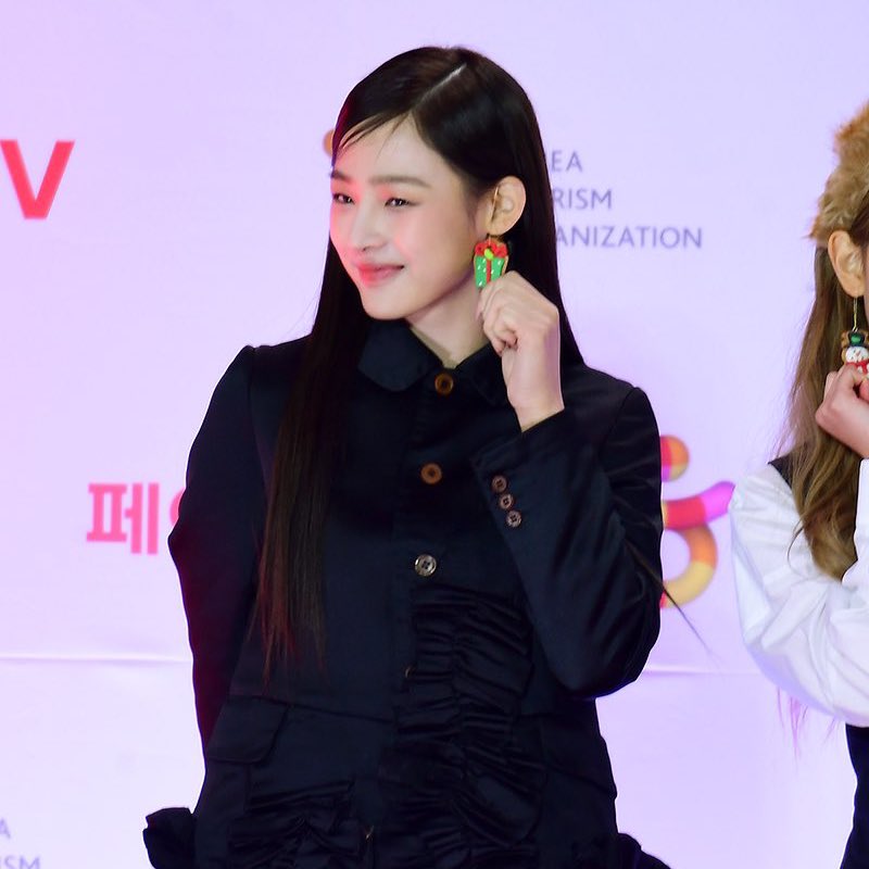 “มินจี NewJeans ‘สายตาของความกังวลที่มีต่อแฟนๆท่ามกลางอากาศเหน็บหนาว’”

🔗 naver.me/FOhRbo4x
คุณนักข่าวพาดหัวข่าวได้น่าเอ็นดูมากเลยค่ะ เจ้าหมีตาหยี 🐻💞🎄

#MINJI #민지 #NewJeans #뉴진스