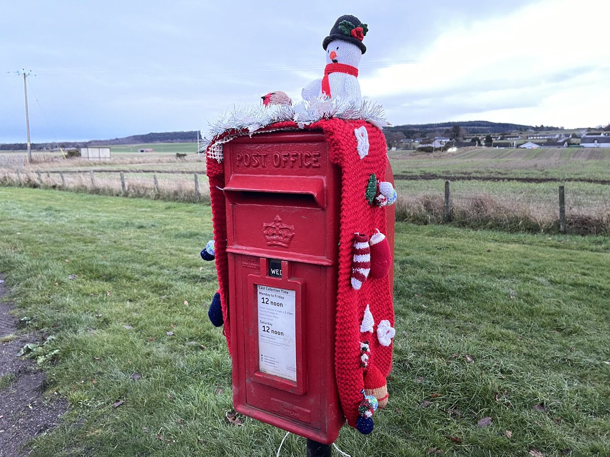 This welcoming post box - all decorated for Christmas 🎄☃️ 🎅🏽 is at Brackla near Piperhill on the road between Cawdor Castle and Nairn. Well done to the yarn bombers 🧶 🧑🏼‍🎄 🤶🏽 of Nairnshire and Inverness for cheering us all up this Festive Season 😊