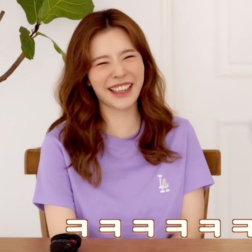 SoonkyunerLater's tweet photo. she really only has 5 t-shirts 😂😭 https://t.co/Llj0M1D828