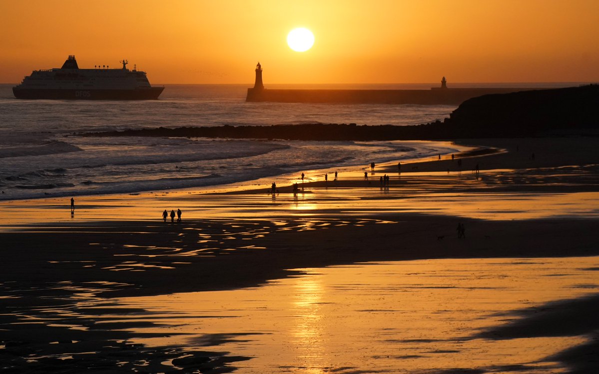 owenhumphreys1's tweet photo. A stunning #ChristmasEve sunrise on Tynemouth beach on the North east coast #weather #Christmas @pa_mediacentre @StormHour https://t.co/qGvYx5TNs6