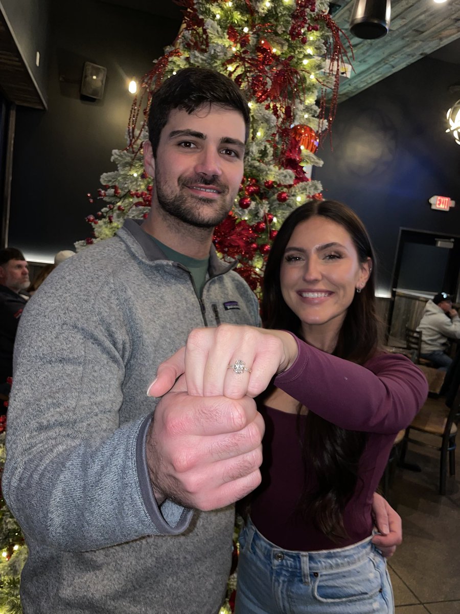 SethDenneyNews's tweet photo. Jade and Jenna engaged! Wonderful couple!! So blessed https://t.co/qL9irHnOXR