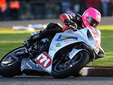 StephenOWC33's tweet photo. It's that man again, Davy Morgan, great on the big bikes but a genius on the smaller ones. The roads are going to be a strange place next year without that Pink Helmet #Legend #RoadRacing #Macau #Nw200 #UGP #MotoGP #ManxGP #IomTT #Bsb #GBNF #DM71 #MrPink #FuckCancer
📷 - Gary https://t.co/P2INR8aXz2