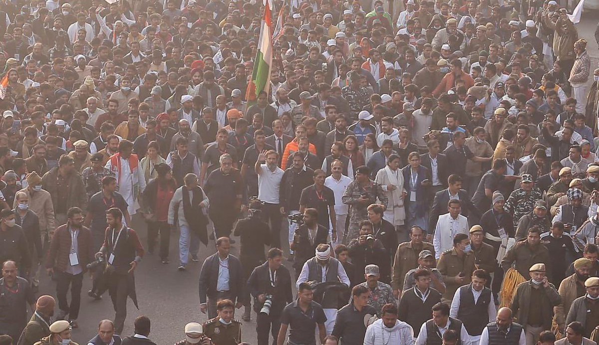 INCMinority's tweet photo. राहुल गांधी के नेतृत्व में आज लाखों लोग सुबह-सुबह दिल्ली की सड़कों पर हैं। तानाशाह एक बार ध्यान से देख ले उसके सारे भ्रम दूर हो जाएंगे। 
#रोक_सको_तो_रोक_लो https://t.co/nZCPcrrQxi