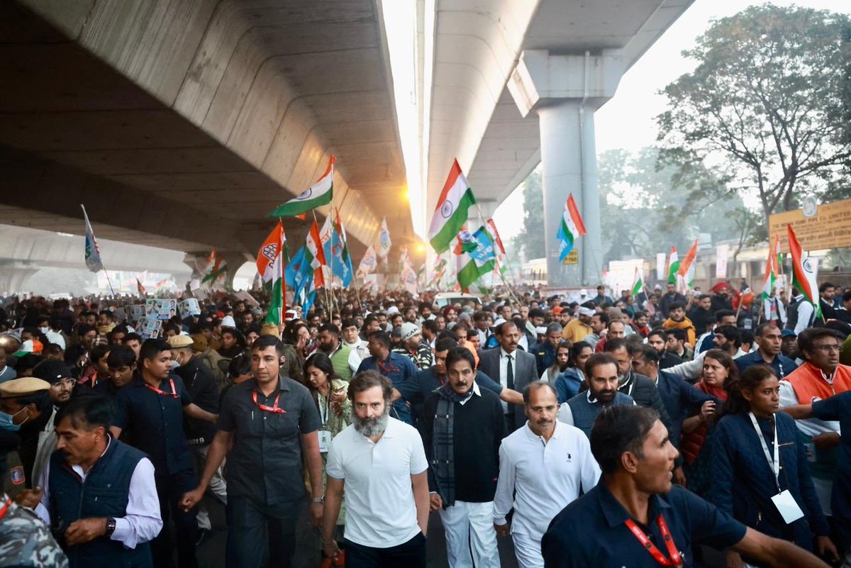 INCMinority's tweet photo. राहुल गांधी के नेतृत्व में आज लाखों लोग सुबह-सुबह दिल्ली की सड़कों पर हैं। तानाशाह एक बार ध्यान से देख ले उसके सारे भ्रम दूर हो जाएंगे। 
#रोक_सको_तो_रोक_लो https://t.co/nZCPcrrQxi