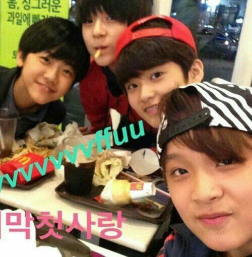 วงอื่นฉลองอะไรกันไม่รู้ แต่วงนี้คือฉลองที่สูง160ทุกคน ไปงานจบป.6 กินจั้งค์ฟูดทุกครั้งที่มีโอกาส ไอติม mcคว่ำก็ไม่สนใจเพราะจะถ่ายรูปก่อน555555555555