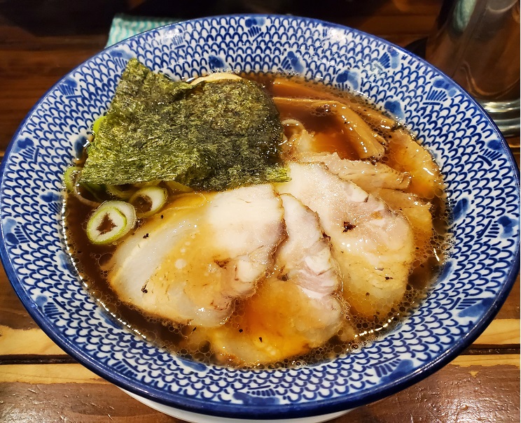 Yusuke_Kitayama's tweet photo. 【グルメ】一刻屋
12月24日(土)
やっと初めて行ってきた。昔テレビで紹介されてるのを見てからずっと行きたかったけど近所すぎるからか全然行けてなかった。焼豚中華そばを食べた。和風とスパイシーが合わさったような感じで美味かった。また行こう。メニュー全制覇したい。
 #KY日記 
 #KYグルメ日記 https://t.co/t3yhAAh58G