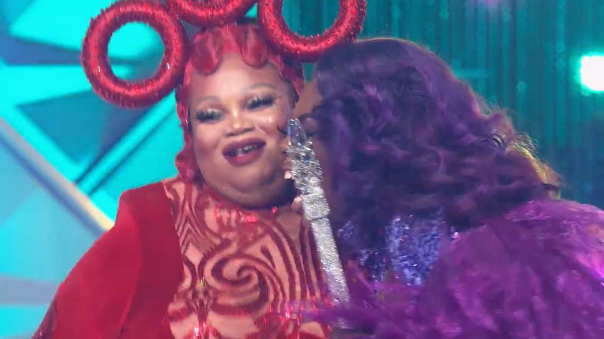 ItzOntari123's tweet photo. Let's talk about how @RaJahOHara &amp; @SilkyGanache just made herstory as the first fully black top 2 of drag race ever of any franchise on @canadasdragrace 👏🏽✊🏾👑. #CanadasDragRace #CanadaVSTheWorld https://t.co/gEZS4fcGeI