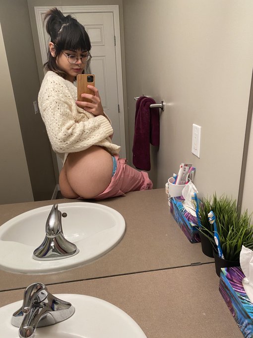 I&rsquo;m sooo horny babe, can you come over rn??? https://t.co/3To5bXi25E