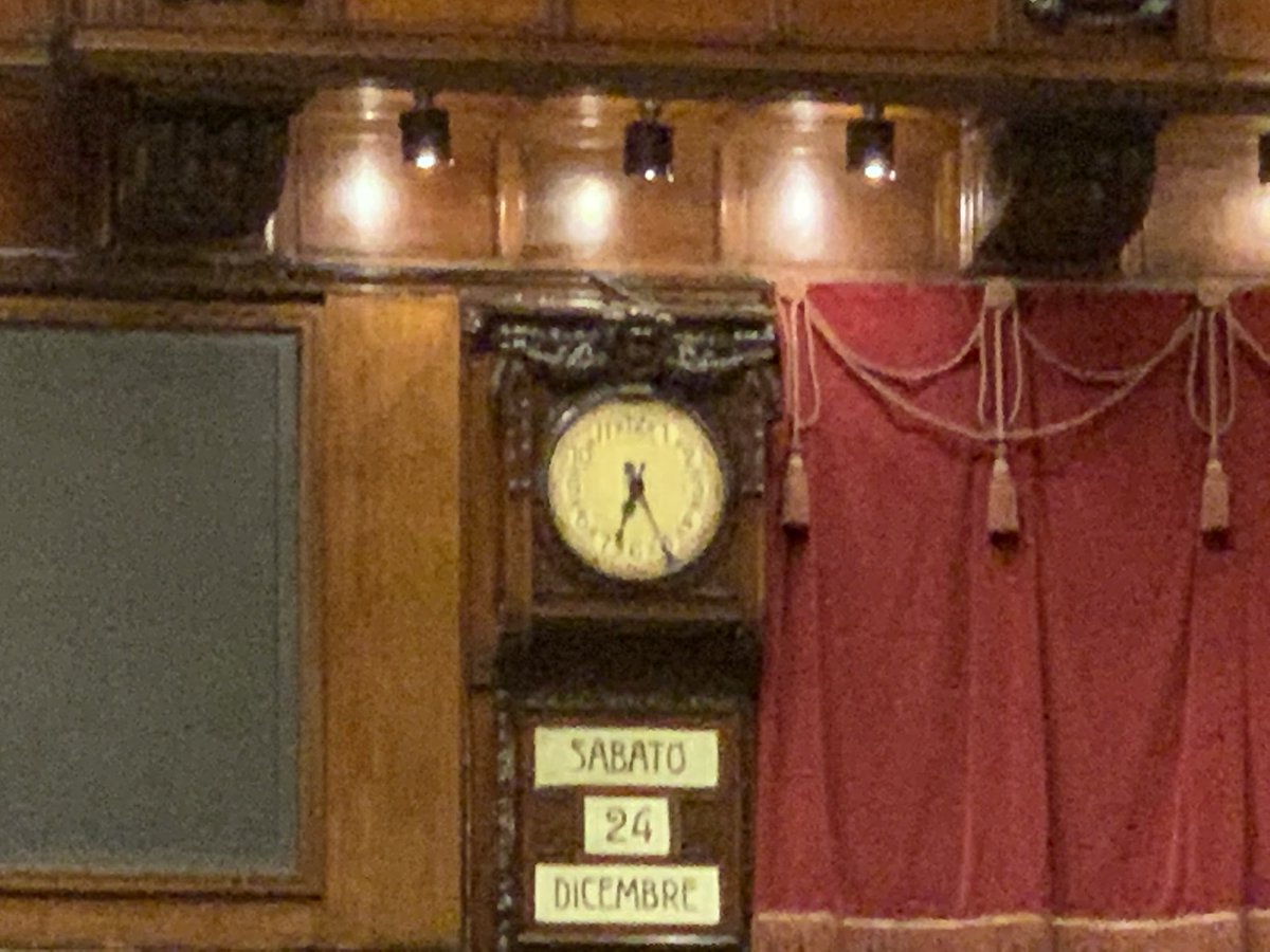 Stanotte 9ore di tentativi per cambiare la #LeggediBilancio e aggiustarla. Ora il voto finale della #Camera. Una cosa è certa, mai vista una simile #distanzabissale tra la poverissima realtà della Legge votata stanotte e le promesse mirabolanti di mesi e anni. Rivelatesi #fuffa.