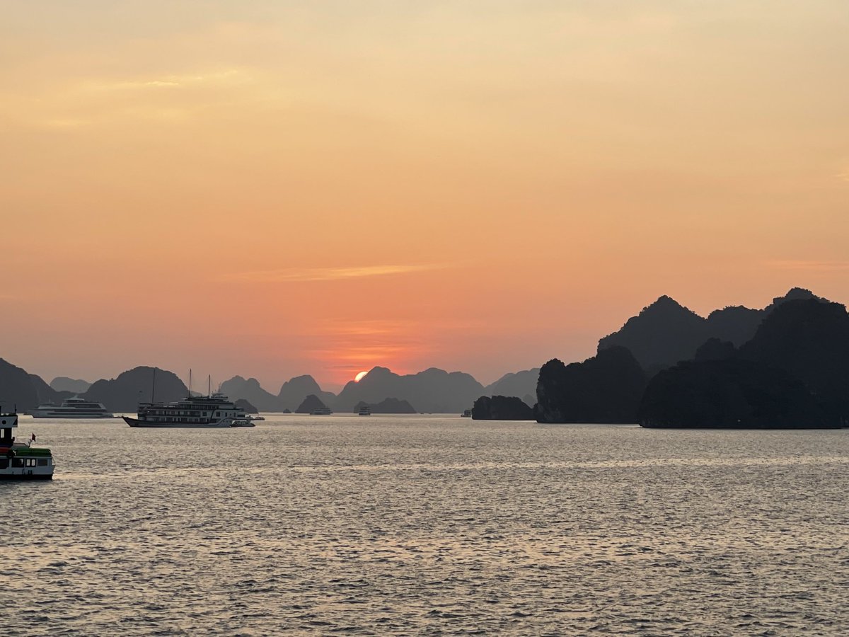 OliverBialas's tweet photo. Ich finde Weihnachten ohne Baum auch mal gut. Regt Denken an. Und Nürnberger Lebkuchen entwickeln  in Ha Long Bay ein besonderes Aroma. https://t.co/ny8bNEDhFM