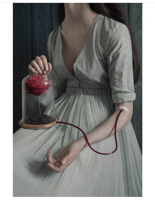 イギリスの皮膚をアートにしているアーティストIness Rychlikによる少し痛々しいけど、美しいアート。 