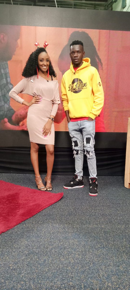 #E-circuit | Playing 100% Kenyan music. Good morning. DJ Max Kenya akuchezee ngoma gani? 
Question: Memory gani ya Christmas huwezi sahau?