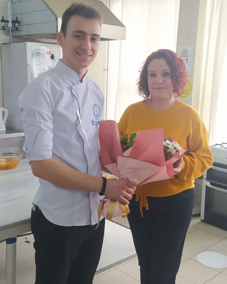 Alanında uzman değerli konuklarımızı öğrencilerimizle buluşturuyoruz. 
Sous Chefi B.Emir GÜLHAN  "Tabak Süsleme-Dekor"ve "Püre yatağında mantar soslu Tavuk"yapımında workshop çalışması yapmıştir. 
#iyikimeslekliseliyiz🇹🇷