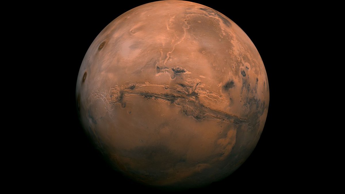 De planeet Mars  staat op het moment dichtbij de aarde. Al is 89.455.056 km (bijna 0,6 keer de afstand tot de zon) nog best ver weg. In onderstaand artikel van Gerben de Jong lees je een aantal interessante feiten over deze okerkleurige planeet. astraalteria.nl/blog-2/155-mar…