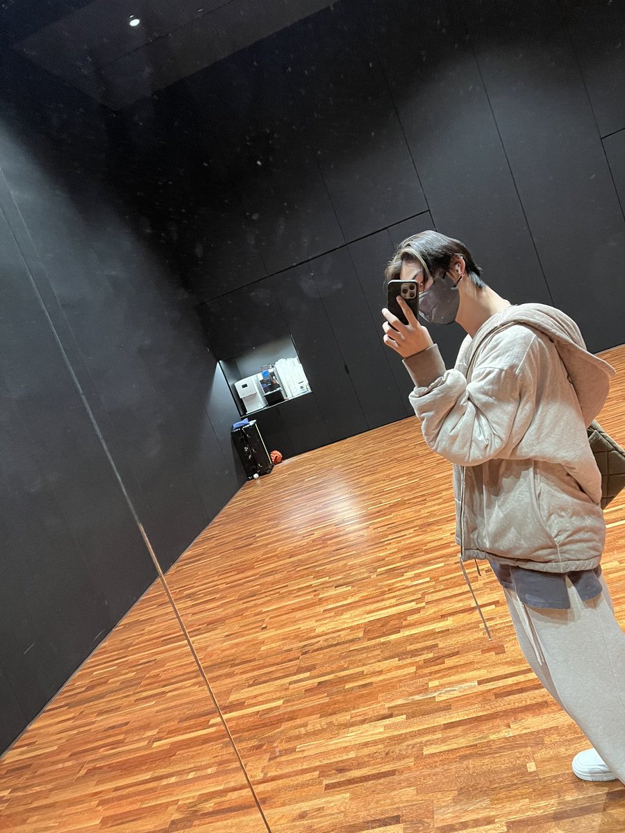 ㅤ
No more leisurely wasting my precious time. Today, I have a plan to be as productive as I could. Therefore I ended up here, on our practice room. I will have a great time here.

ㅤ