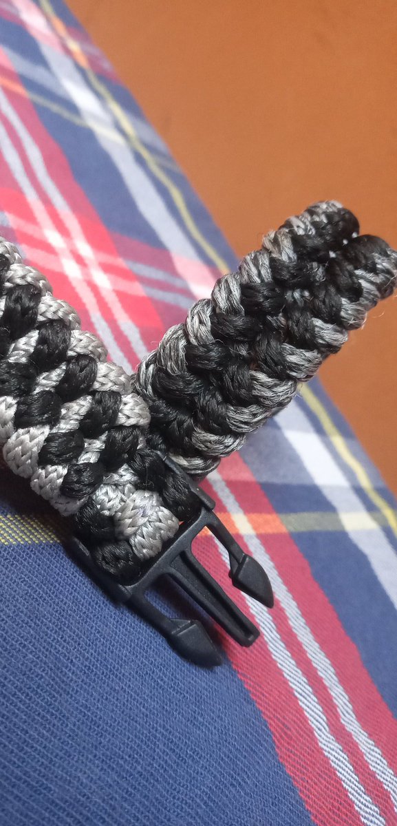 KraftKordz__'s tweet photo. What's your thoughts when it comes to bracelets? Or you just like your wrists looking bare/free 🤷🏾♂️🤷🏾♂️
#naijafashionista #MerryChristmas #kraftkordz #paracordbracelets #paracorddesigns #paracordprojects #paracordporn #paracord550 #paracordlife #wristfashion #accessories https://t.co/ZlJe0j00pR