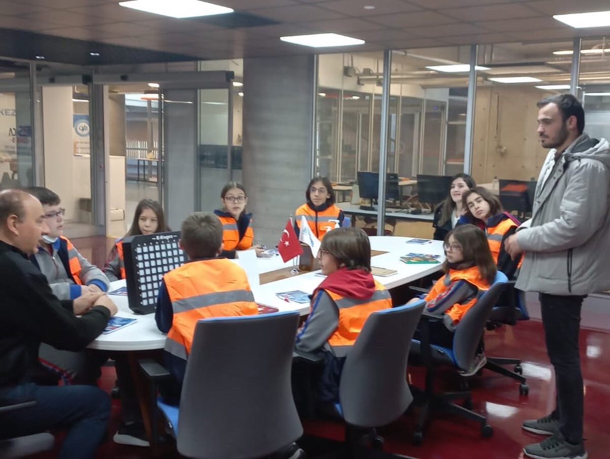 BursaModernBK's tweet photo. Okulumuz Robotik Takımı, üzerinde çalıştığı sürdürülebilir enerji projesi kapsamında çalışmalarına hızla devam ediyor. Nilüfer- Otomotiv Endüstrisi İhracatçıları Birliği’nde yapacakları proje ile değerlendirmelerde bulundular.

#robotikkodlama #bursamodernbk #bahçeşehirkoleji https://t.co/ZGMIFWJnam