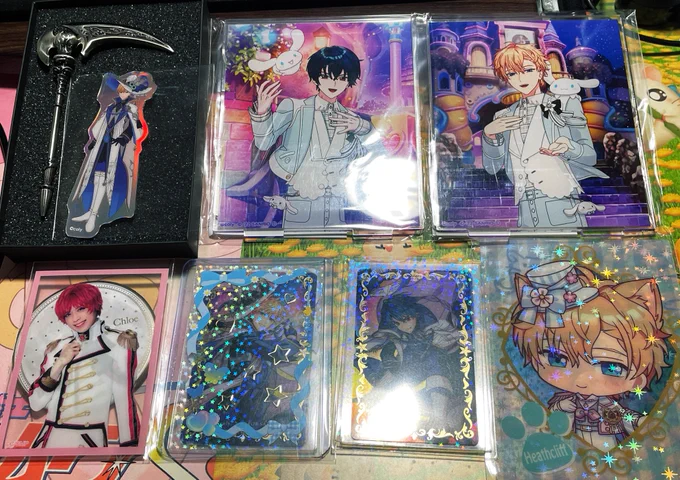 さゆさんにお使い頼んでいたまほやくグッズ届きました。頼んでたもの以外のオマケが多すぎて思ってた倍くらいものが入ってました。開けてすぐ「俺に任せちゃあくれねぇか」出てきてめちゃくちゃ笑った 