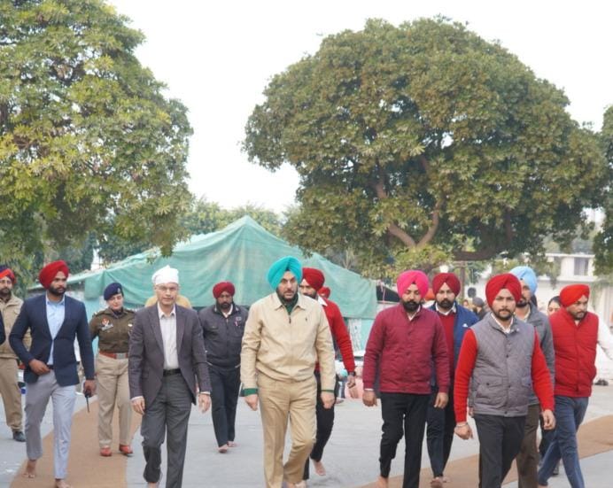 DGPPunjabPolice's tweet photo. Reviewed the security arrangements with DIG @RupnagarRange &amp; SSP @FatehgarhsahibP for the smooth conduct of Shaheedi Jor Mela in #FatehgarhSahib and prayed for the peace and harmony in the state.

#SafePunjab https://t.co/1QowlGgRhm