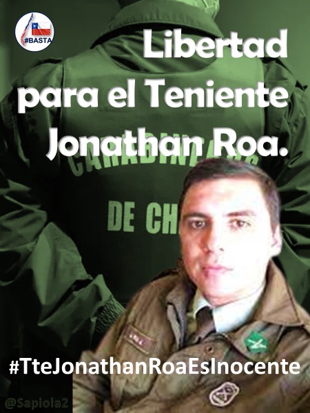 Sapiola2's tweet photo. Tras repeler con su arma de servicio un intento de asesinato, siendo amenazado con una pistola y una escopeta, tras llamado por violencia intrafamiliar, el Tte. Roa pasará la Navidad privado de libertad #TteJonathanRoaEsInocente #YoApoyoANubiaVivanco #YoApoyoACarabinerosDeChile https://t.co/PeaBbxUlSJ