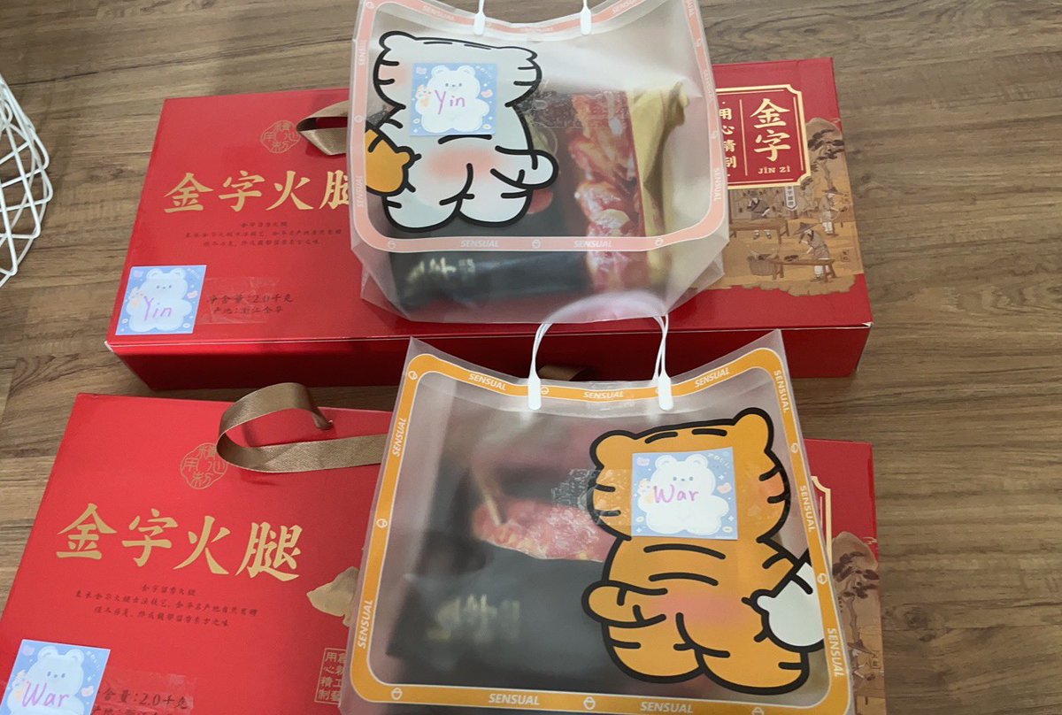 GRstar_1209's tweet photo. I don’t know what to send, so I can only send special products from our hometown. I hope you like it. I wish the concert a success ！Merry Christmas Eve💗
#YinWarConcert #warwanarat #yinyin_anw https://t.co/Q77PGcIuEq