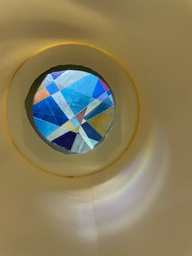 6JLARBl39mstmlo's tweet image. 5月29日　ひげ博士の実験教室
「セロハンテープでカラフル万華鏡を作ろう！」

本実験教室では、偏光板万華鏡をテーマに、光や偏光板の仕組みについて学びました！✨
実験で作ったカラフルな万華鏡は、お土産として各自お家に持って帰りました🙌