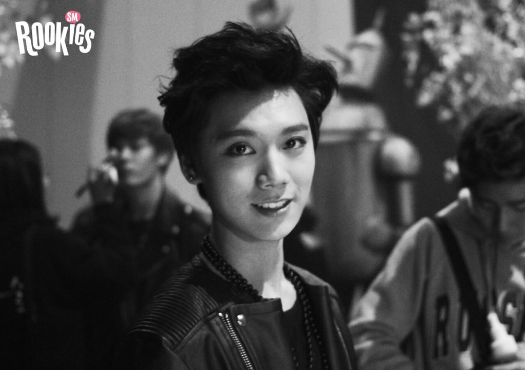 Mylittlecat1001's tweet photo. เตนล์เข้า SM วันที่ 30.08.2013
เปิดตัว SMROOKIES วันที่ 24.12.2013
ด้วยทักษะการเต้นที่โดดเด่นทำให้น้องได้รับเลือกให้เป็นหนึ่งในรุ้กกี้ที่ได้ขึ้นแสดงคอน SMTOWN WEEK 2013 แม้ว่าเตนล์พึ่งจะเข้าเทรนที่ SM ได้ราวๆ 4 เดือน
พี่ภูมิใจในตัวเตนล์มาก✨
TO9ETHER WITH TENLEE
#9YearsWithTEN https://t.co/HtLOWw2TJV