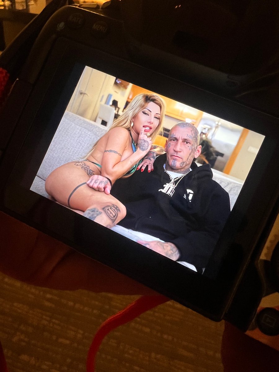 Flaks32g1's tweet photo. Moneybag gang w/ kitana montana https://t.co/aELuQKORF9