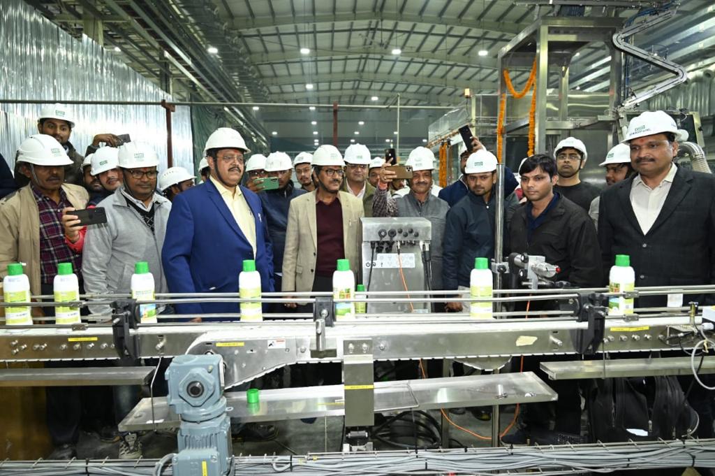 Dileep_Sanghani's tweet photo. #NanoUrea is developed as per Hon’ble PM’s initiative of ‘Atmanirbhar Bharat’&amp;‘Atmanirbhar Krishi’ to increase farmer’s income &amp; save soil,water&amp;air pollution.3rd plant of #IFFCONanoUrea is commissioned with a trial production in Phulpur. Congratulations to @drusawasthi ji &amp; Team https://t.co/FnPD74qrnP