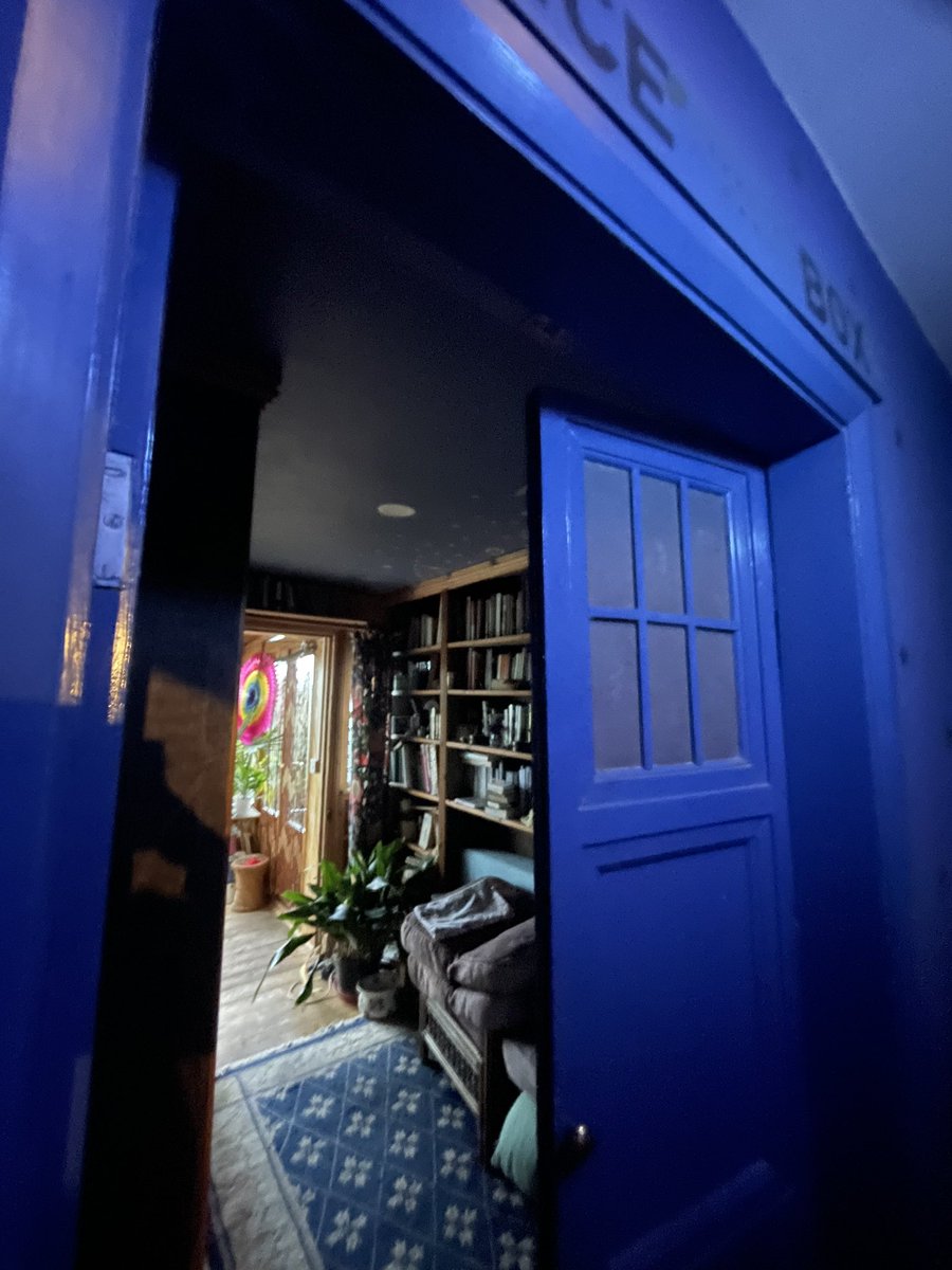 Only a flying visit home to collect my mum so just a single night’s #duvetknowitschristmas sleep in the Tardis/library this year