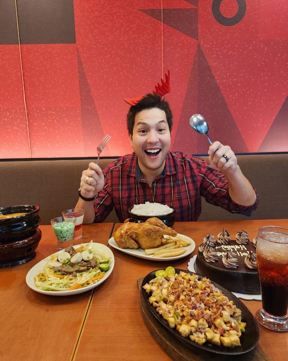 vmgasia's tweet photo. Max masaya ang Pasko pag sama-sama! 🤩 Gino, Sam, Tin & Slick celebrate #ChristmasToTheMax with @maxsrestaurant! 😋❤️
#MaxsRestaurant #GinoQuillamor #SamYG #TinGamboa #SlickRick #VMGTalent https://t.co/NaRSWmY88H