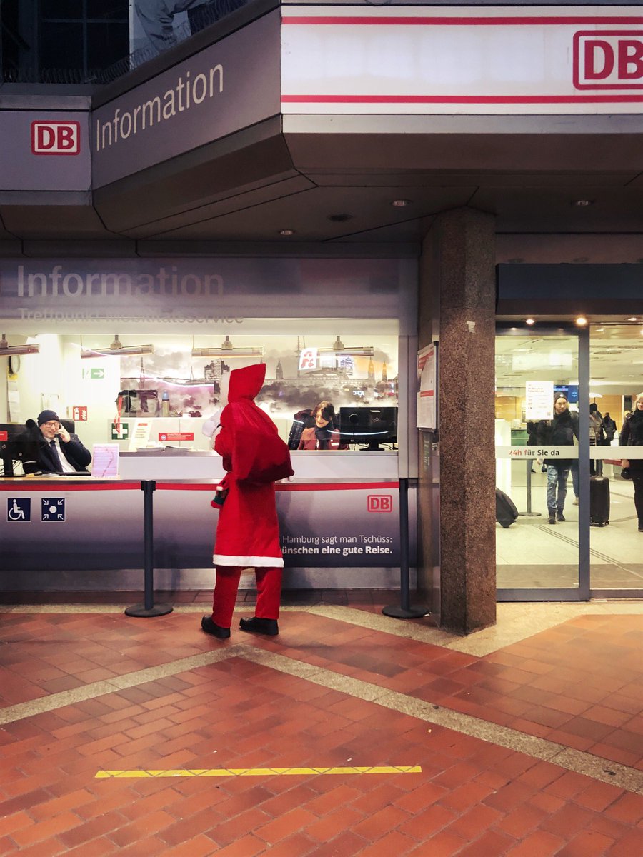 janakuehle's tweet photo. Der Weihnachtsmann kommt heute etwas später. Aus Gründen. @DB_Info, @DB_Bahn, #drivinghomeforchristmas https://t.co/Cp7QlapNcl