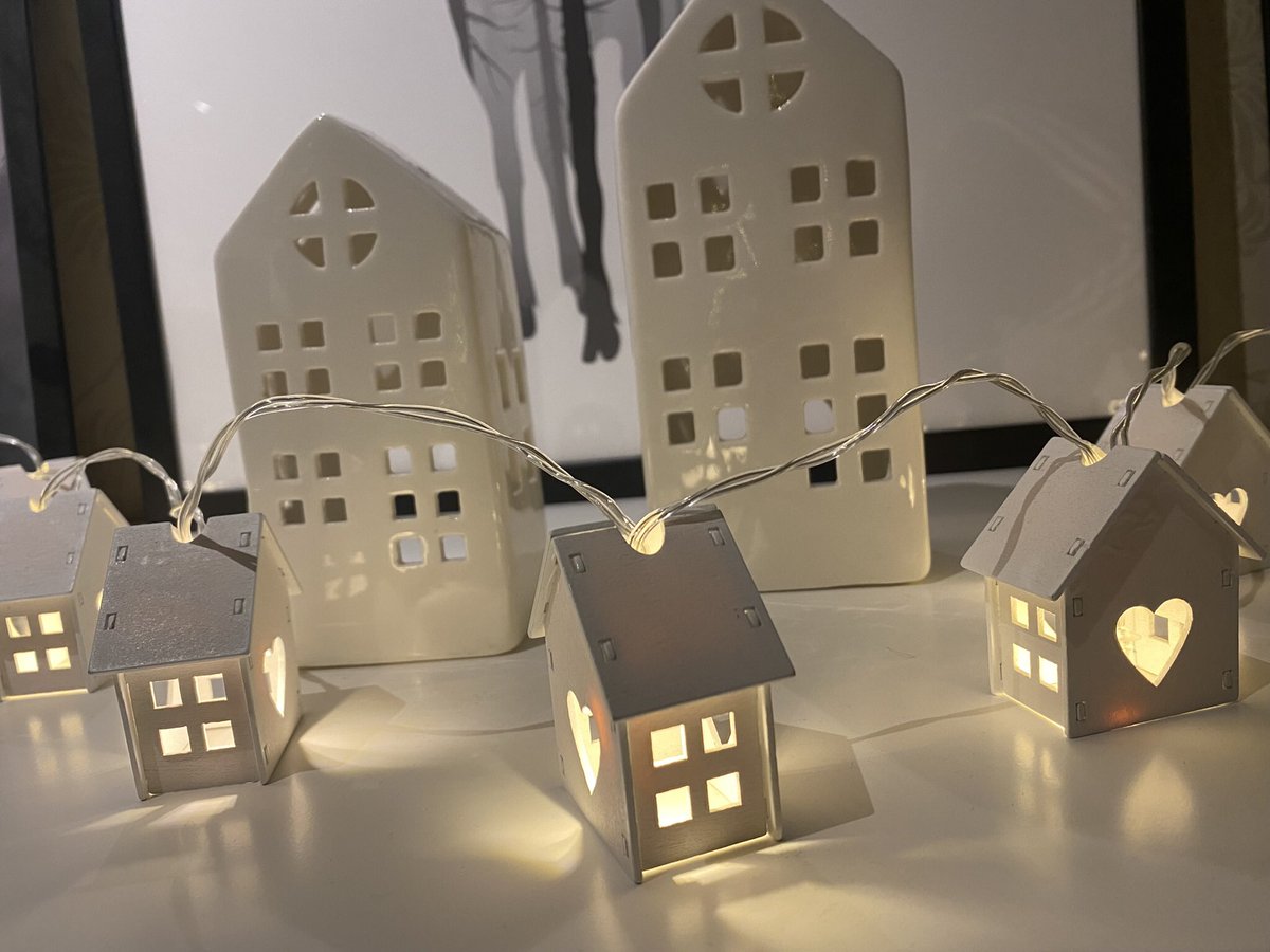 Tänä vuonna on joulukortit jäänyt lähettämättä ja joulusiivoukset tekemättä. En silti aio stressata - joulu tulee sellaisena kuin se on ✨🎄 Joulukorttirahat lahjoitimme Ukrainaan Pelastakaa Lapset ry:n kautta. Ihanaa ja leppoisaa joulunaikaa kaikille! 🎄🧑🏼‍🎄🎄